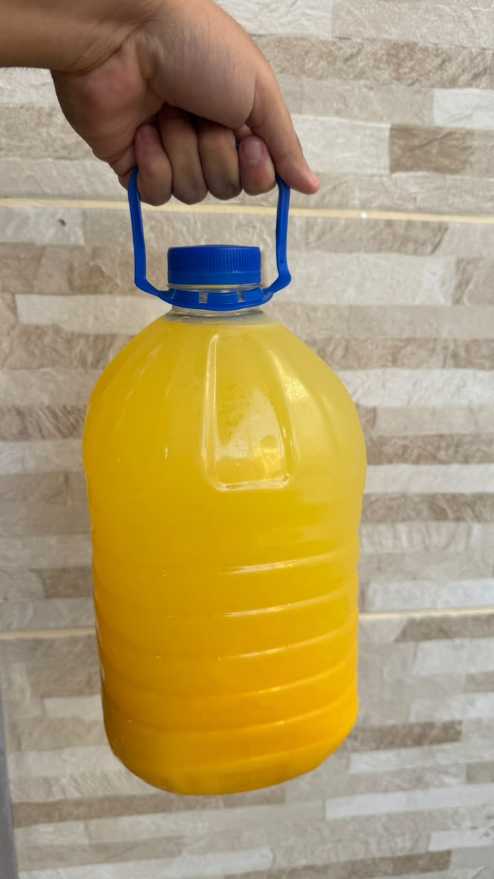 Suco de laranja natural sendo servido